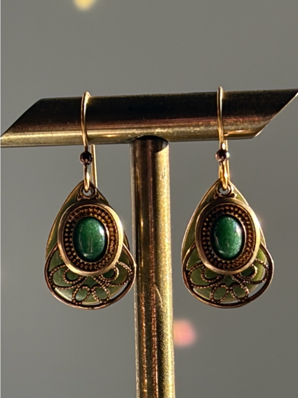 4/$20🌷✨🌿Green Teardrop Earrings Antiqued Gold Tone Boho Art Nouveau Unmarked